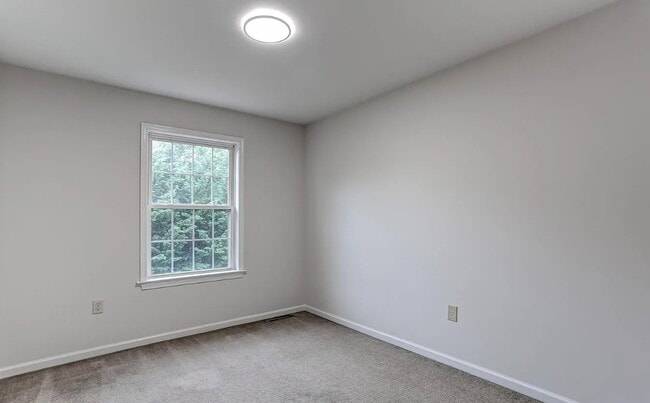 Building Photo - 352 Deerfield Dr