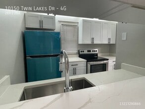 Building Photo - 10150 Twin Lakes Dr