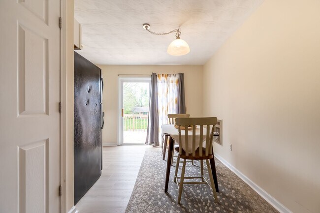 Building Photo - Spacious Ranch Close to Campus