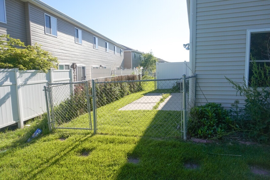 Building Photo - 3633 McLaughlin Dr