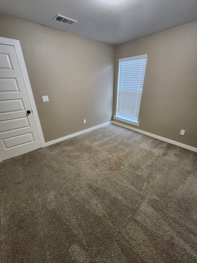 Building Photo - 3 bed 2 bath home, 1 car garage