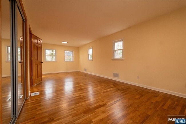 Building Photo - 10 Eastbrook Dr