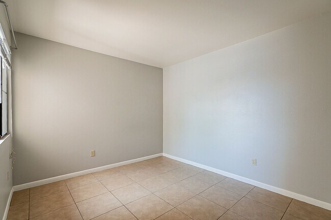 Building Photo - Walking Distance to ASU!