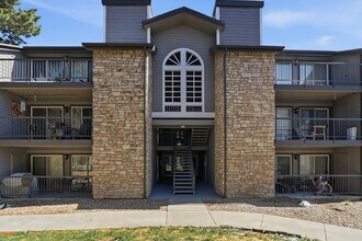 Building Photo - $1,740.95 - 2 bed/1 bath, cozy Denver Condo!