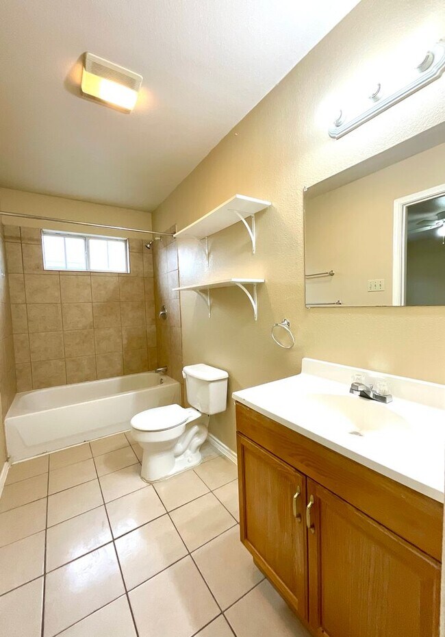 Building Photo - **APPLICATION RECEIVED** **MOVE IN SPECIAL** Charming 3-Bed, 2-Bath Home with Fenced Yard – Pet F...