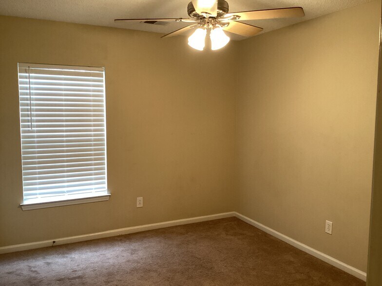 Building Photo - 1009 Friartuck Trl