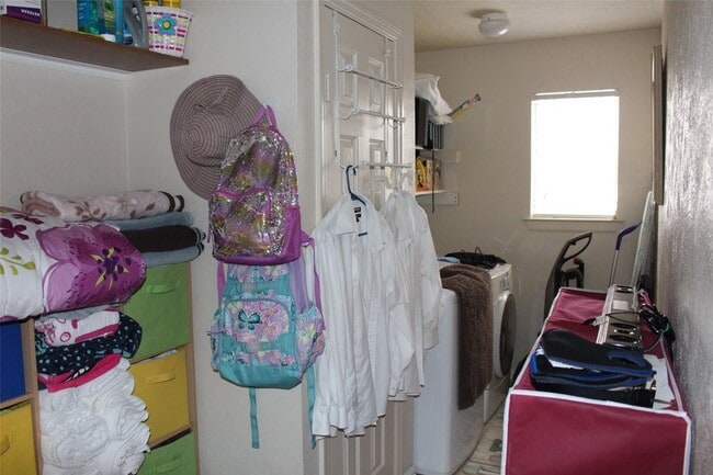 Building Photo - 7063 River Garden Dr