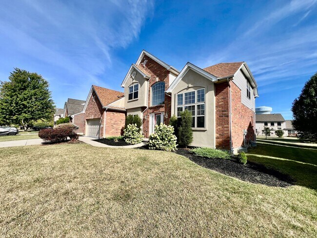 Building Photo - Large executive home in pool community Mas...