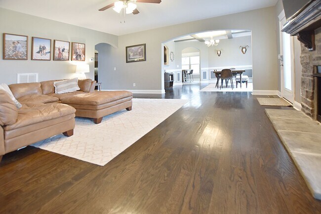 Building Photo - Pet Friendly Five Bedroom!
