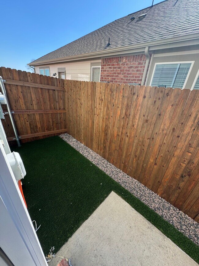 Building Photo - 200 White Water Dr