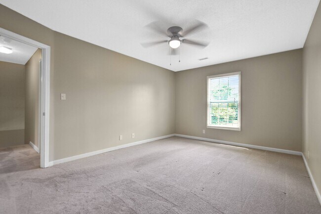 Building Photo - Pet Friendly Three Bedroom!