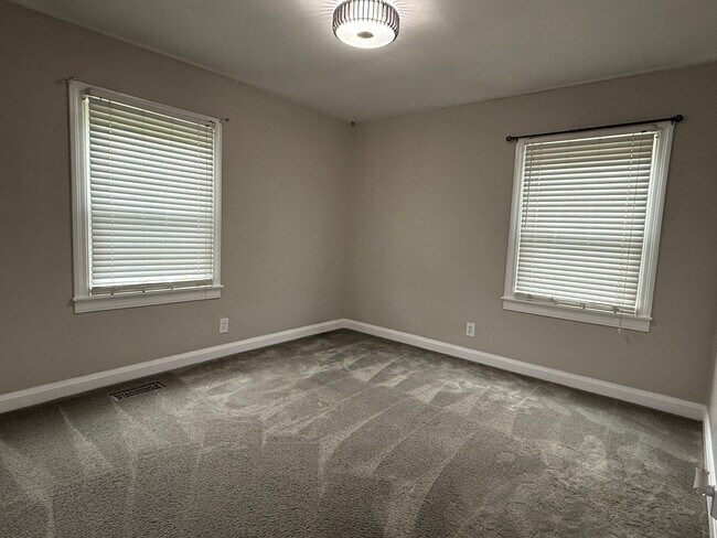 Building Photo - Charming 3-Bedroom Home in the Heart of Mu...