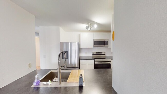 Building Photo - Luxury Condo, Close To Nike & Intel, Detac...