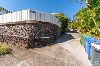 Building Photo - $3000 /2br/1ba/1 parking stall in Waialae ...