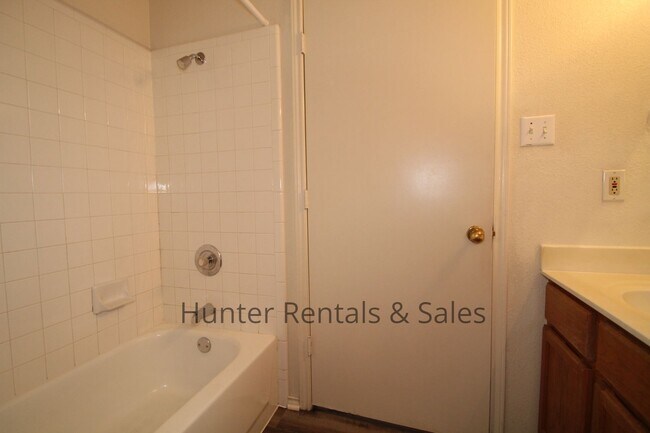 Building Photo - Charming Killeen Towhhouse