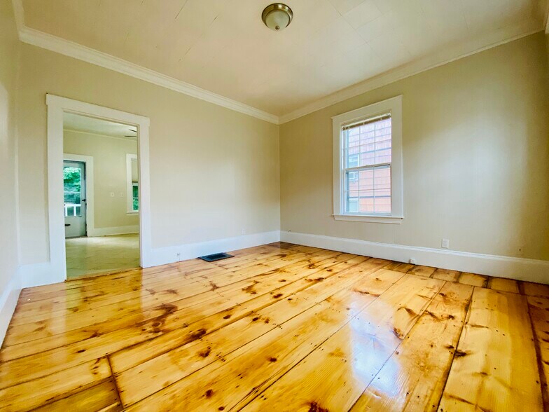 Building Photo - 18 Montvale Ave