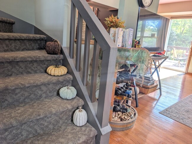 Building Photo - 607 Tamarack Dr W