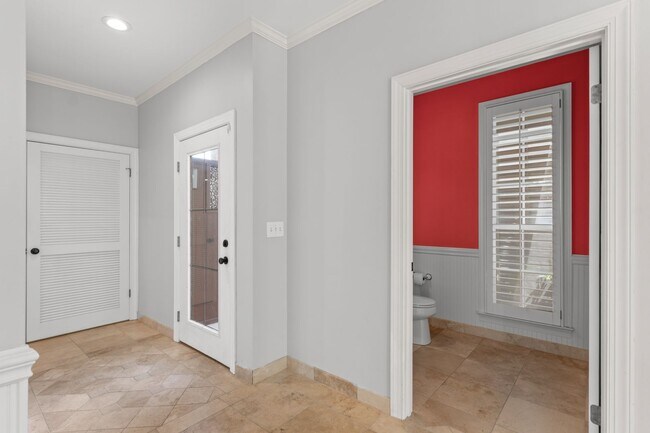 Building Photo - 3 bedroom/ 2.5 bathroom