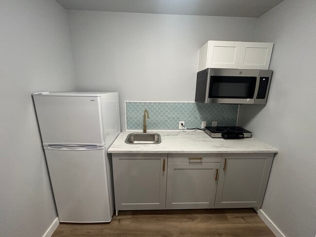 Building Photo - Private, Quiet HOME 1 bd 1 bath w/ garage ...