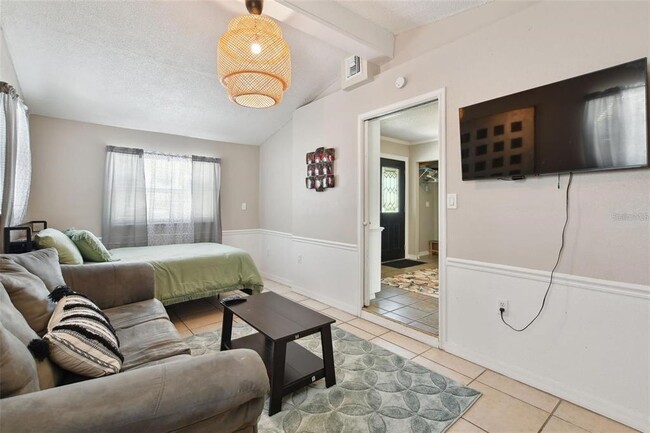 Building Photo - 4818 Holiday Dr