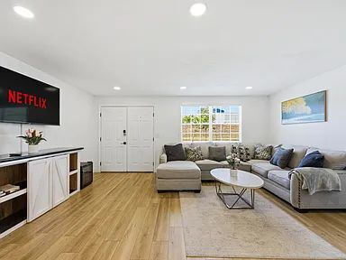 Building Photo - Fully Furnished South Tampa Retreat | Flexible Lease Terms