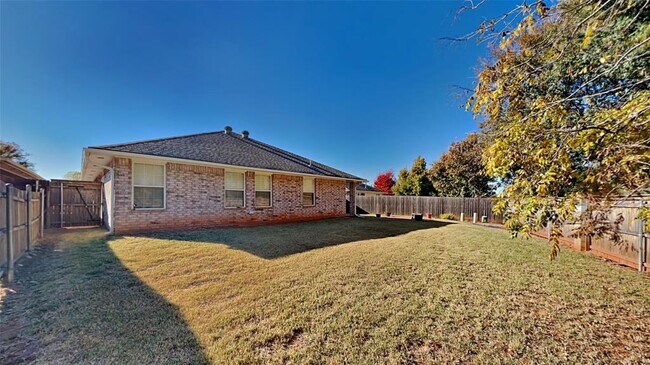 Building Photo - 21886 Pioneer Cir