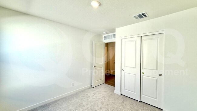 Building Photo - 1642 W Pima Ave