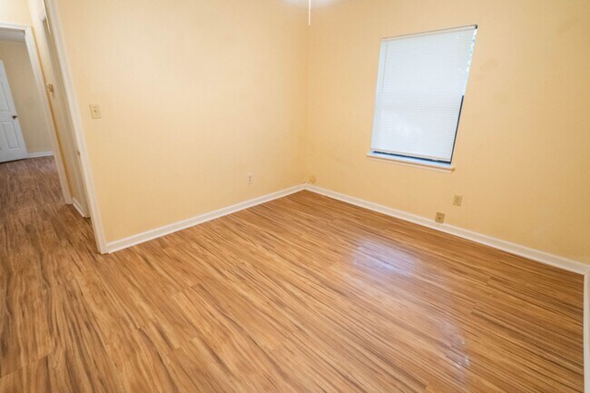 Building Photo - 2/1 Townhome in Twin Lakes