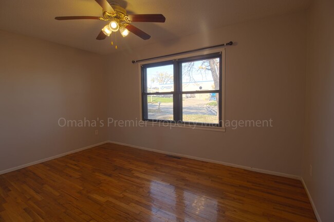 Building Photo - 2 Bed Omaha Home Half Off Deposit!