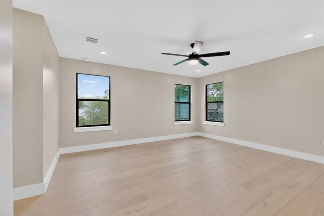Building Photo - 5018 Highland Ct