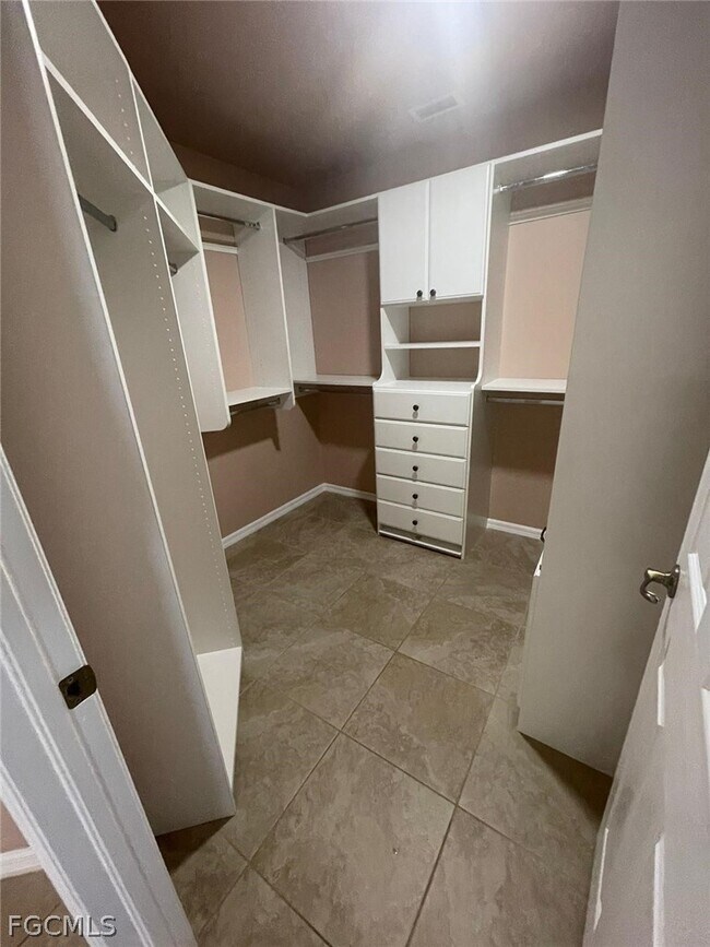 Building Photo - 2842 NW 5th Ave