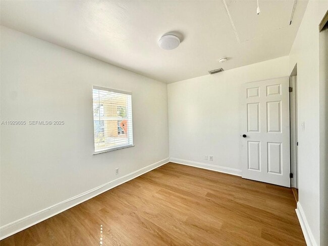 Building Photo - 2403 Scott St