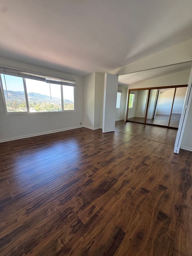 Building Photo - Scenic Cul-de-Sac Living with Stunning Mountain Views