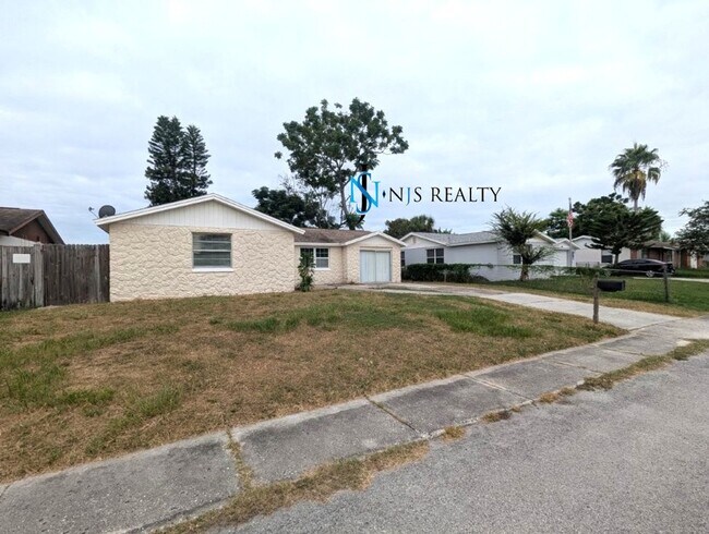 Building Photo - BEAUTIFUL, Large - 4/2 1500 Sq. Ft., Renov...