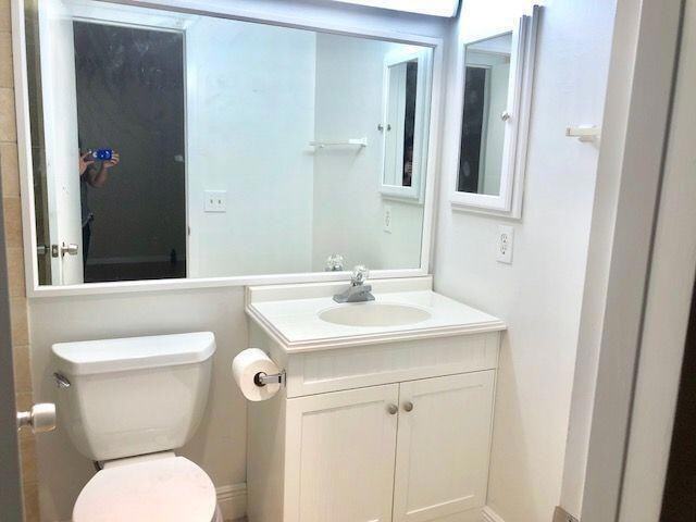 Building Photo - 1067 Cornwall D