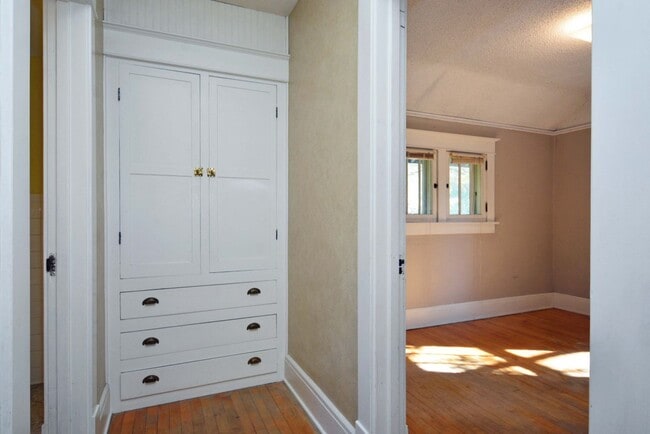 Building Photo - Beautiful 3-Bed 2-Bath Home Available In N...