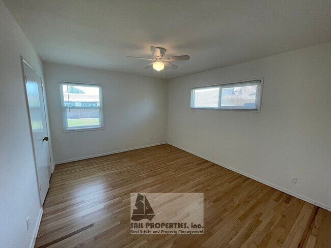 Building Photo - 1440 E Rose Ave