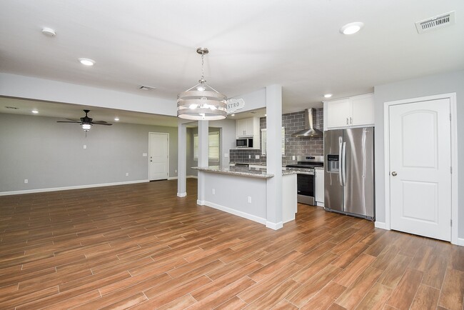 Building Photo - 7926 Ridgeview Dr