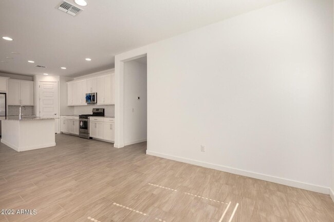 Building Photo - 132 E Teakwood Dr