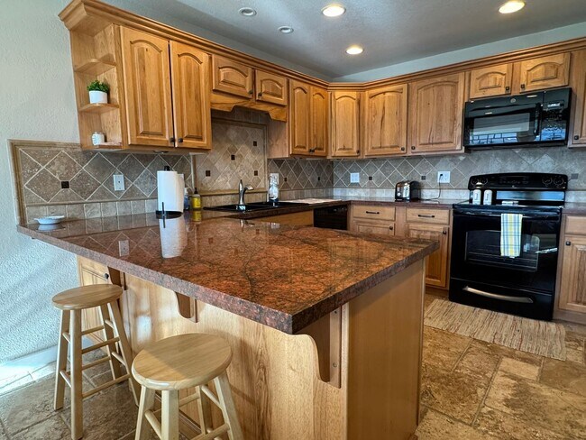 Building Photo - Riverfront 2BR Condo Great Views, Luxury Furnished incl UTILITIES