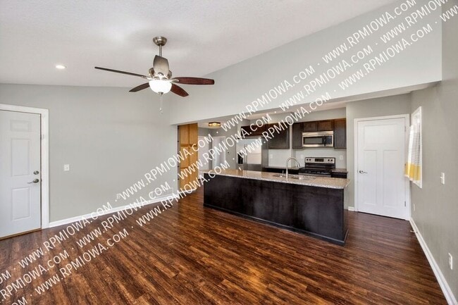 Building Photo - 6717 Roseland Dr