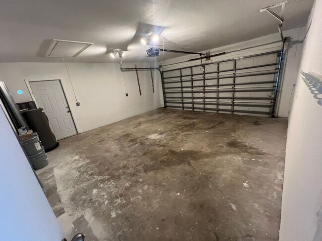 Building Photo - Annual ** Newly Renovated ** 3 Bedroom / 2...