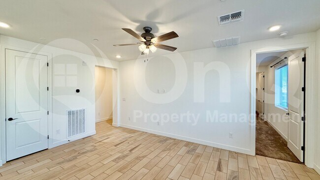 Building Photo - 2121 W Sonoran Desert Dr