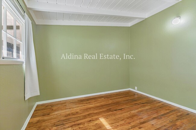 Building Photo - Private Country Setting!