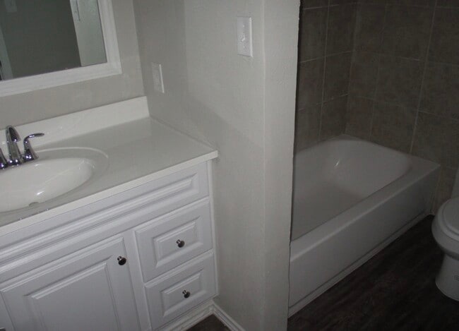 Building Photo - 2106 Woodway Dr