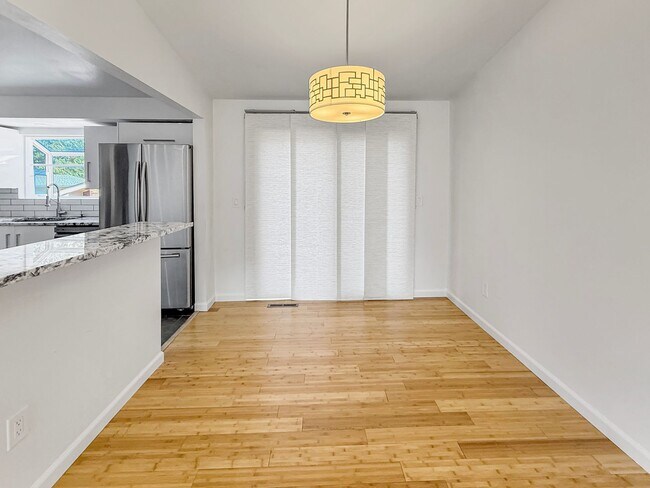 Building Photo - $0 DEPOSIT OPTION. CHARMING 4BED/2.5BATH I...