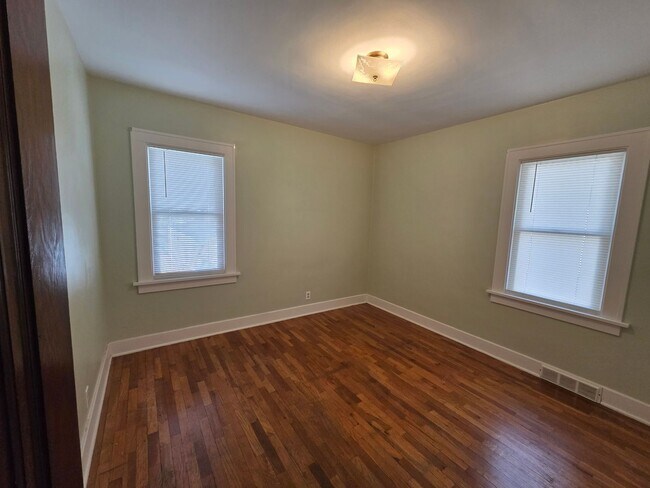 Building Photo - Charming 2-bedroom, 2-bath home