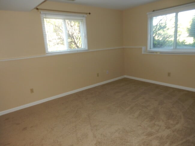 Building Photo - Charming 2 bed/ 2 bath condominium located in Gunbarrel's Hunter Creek. Next to beautiful park!