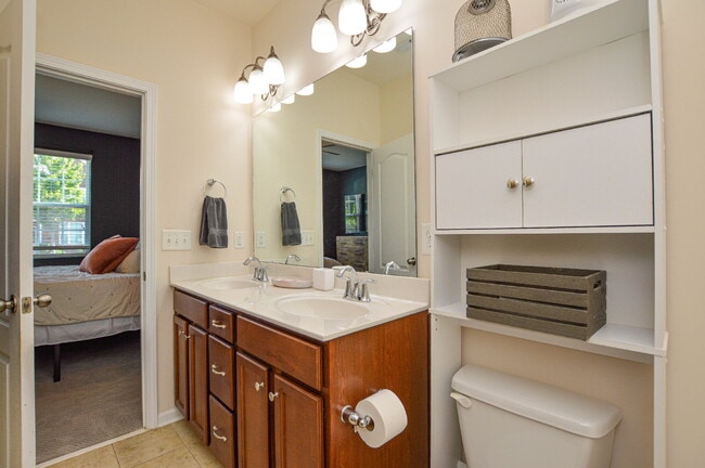 Building Photo - "Charming 3-Bedroom Townhouse in Indian La...