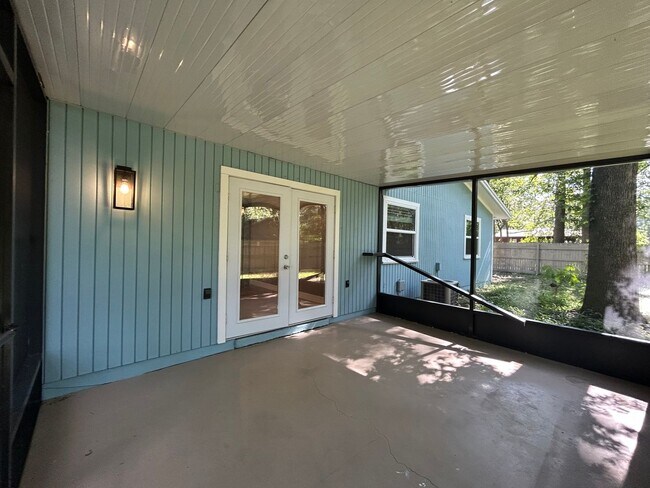Building Photo - Dream home awaits: stunningly updated 3 be...